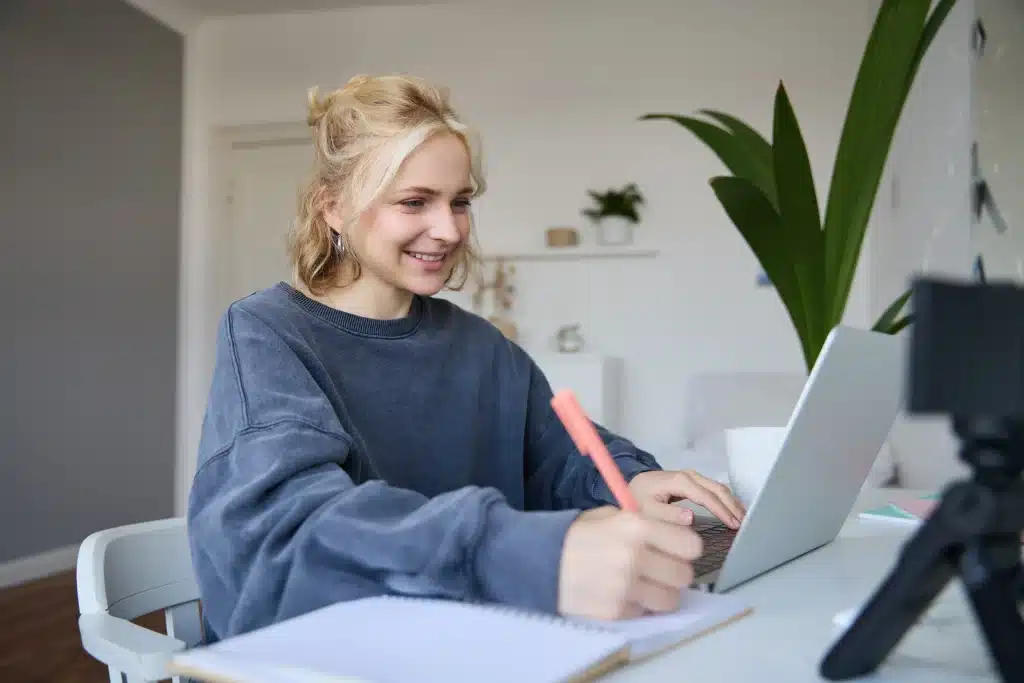 jeune femme en e-learning